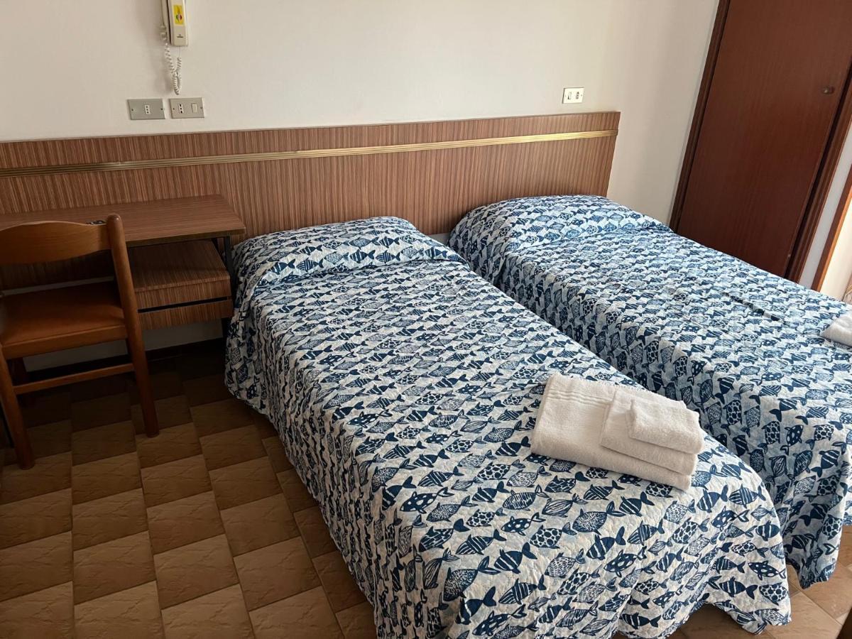 Hotel Estense リミニ エクステリア 写真