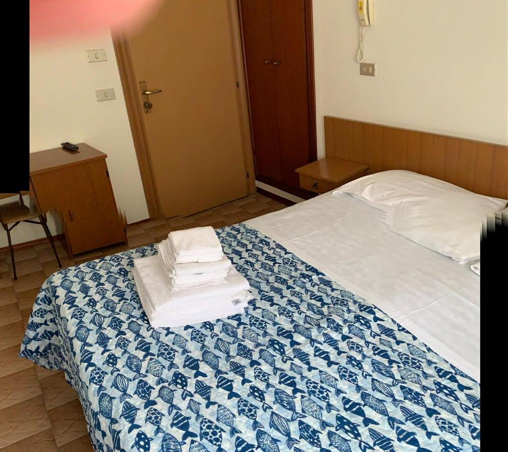 Hotel Estense リミニ エクステリア 写真