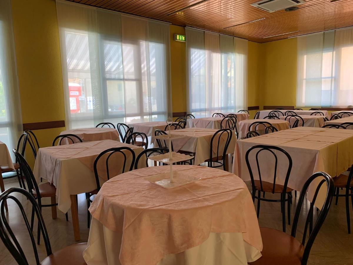 Hotel Estense リミニ エクステリア 写真